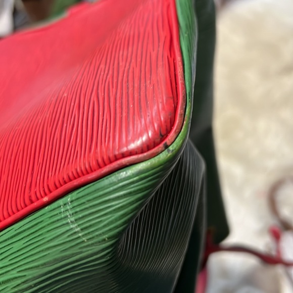 💯% LOUIS VUITTON
Epi Petit Bi-Color Noe Borneo Castillan Red - Picture 7 of 8